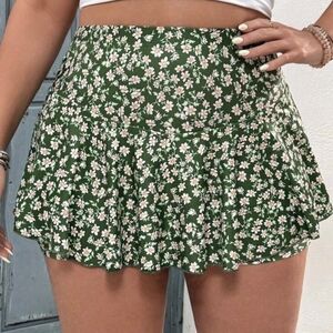 ⭐️⭐️5/$15. SHEIN Green Floral Skort